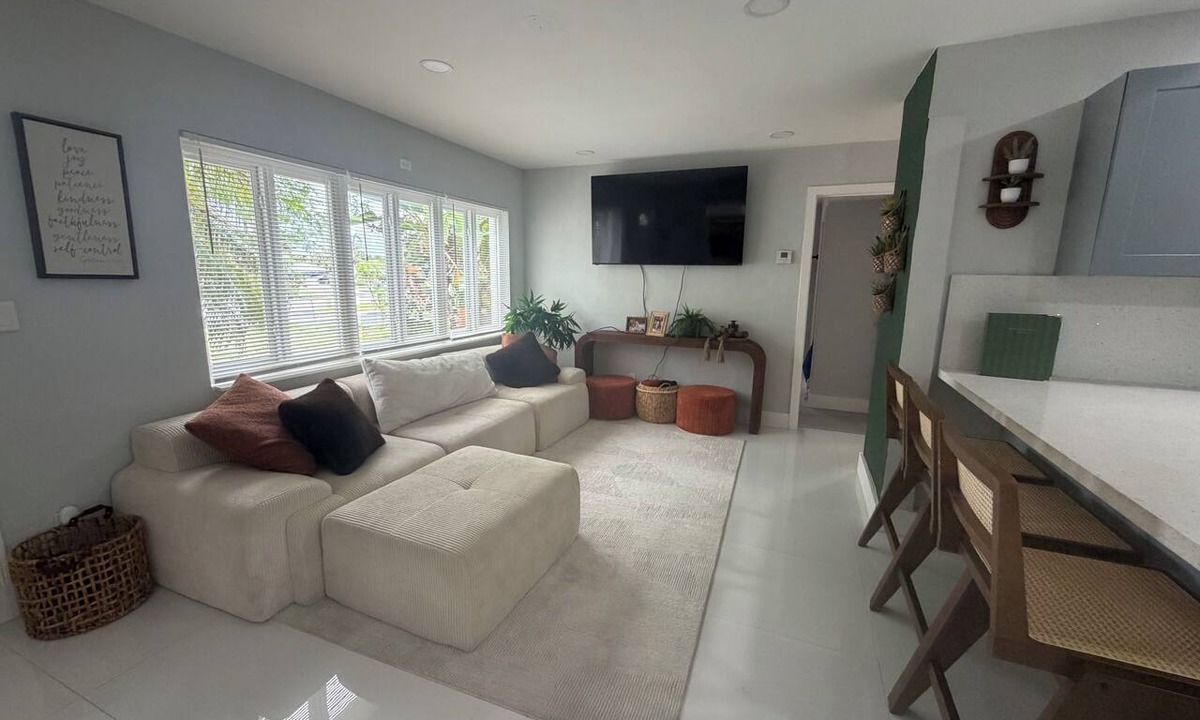 North Andrews Gardens House | Pool House! 3 miles from beach! 3/2 house in peaceful Fort Lauderdale!
