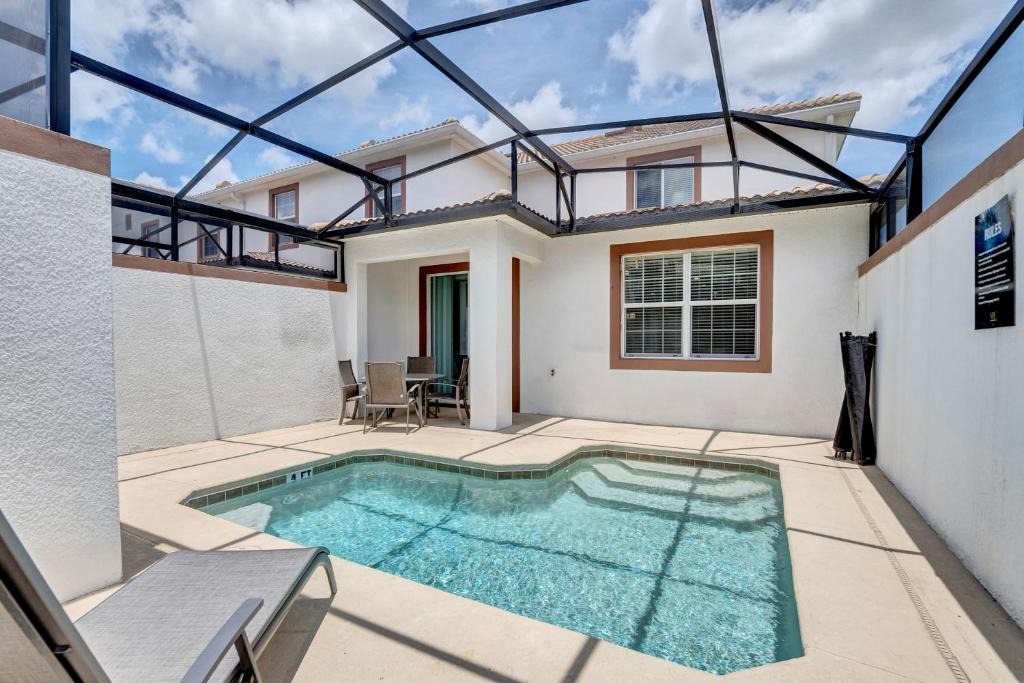 Kissimmee House | Pool Townhome 5mi to DISNEY FREE Waterpark