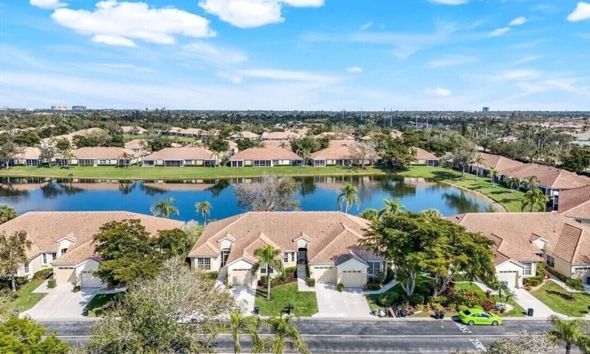 Tropical Cove Villa | Prestigious Lexington Country Club minutes from Ft Myers Beach & Sanibel Island.