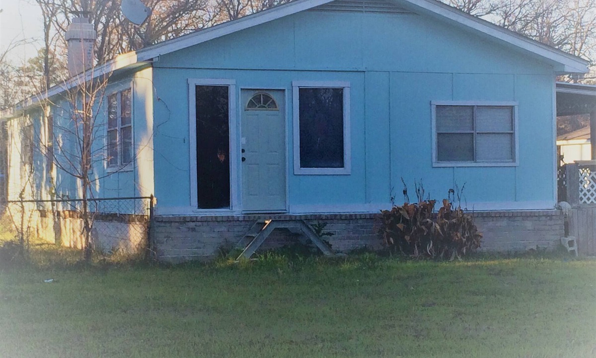 West Livingston House | Pretty Lakehouse for a Great, Inexpensive Getaway!