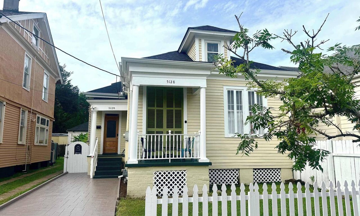 Freret Villa | Prime Tulane Villa on Freret w Parking and Grill