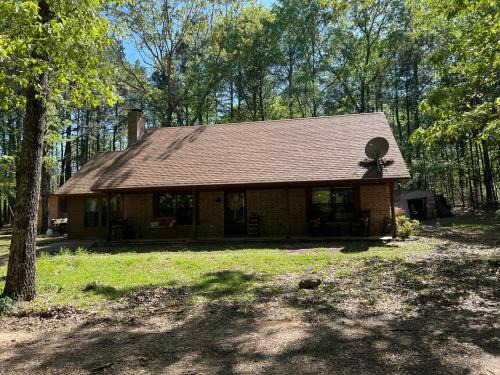 Avinger House | Priv Hidden retreat ATV trails spa fishing outdoor activities