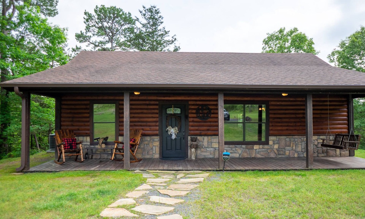 Smithville Cabin | Private Cabin Hideaway Retreat with scenic views - 30 miles from Broken Bow