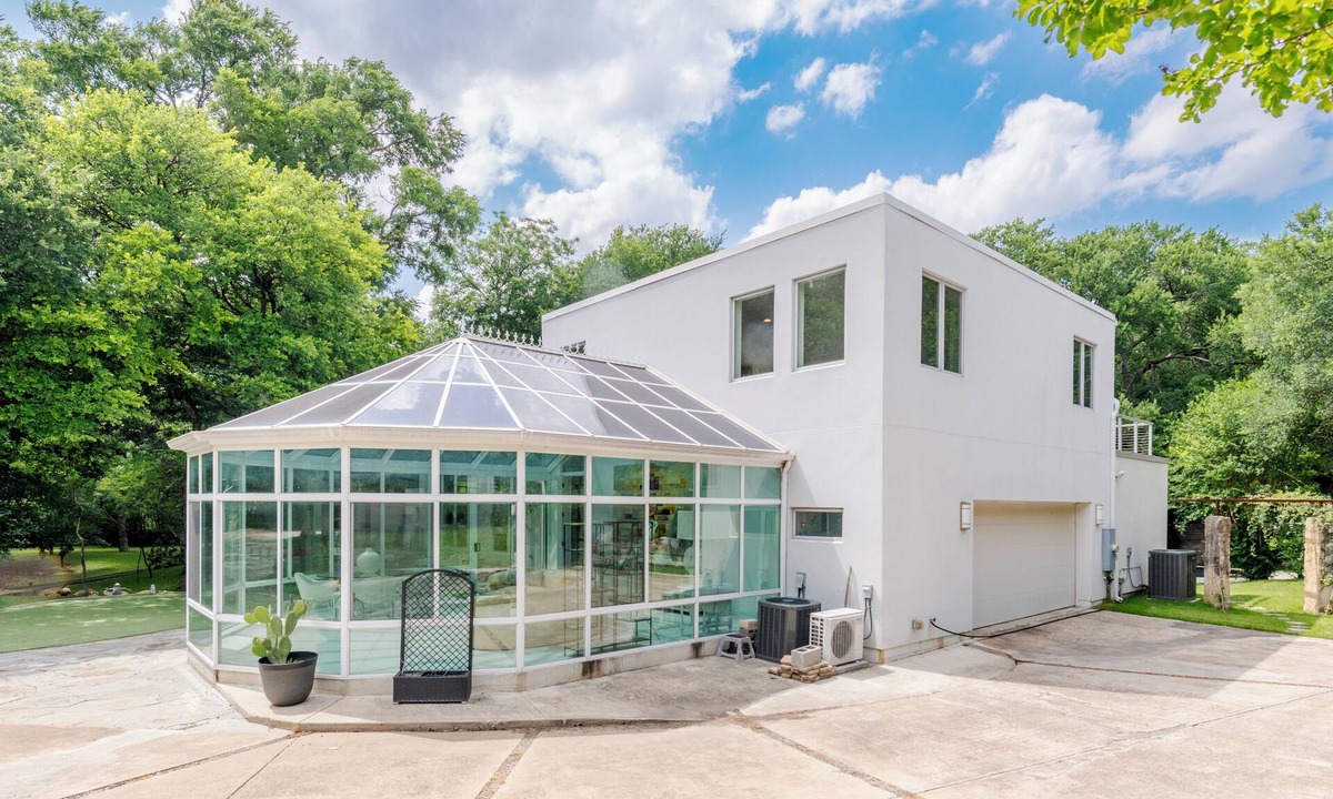 Parker House | Private Events! 2-Acre Luxury Estate, Pool, Volleyball Court & Nature Retreat