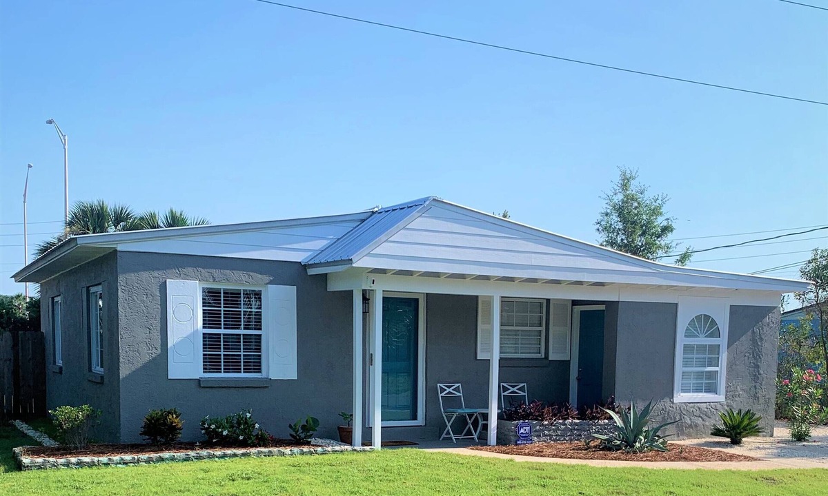 Thomas Drive House | Private Family sized Beach House! Short drive to the white sand beaches!