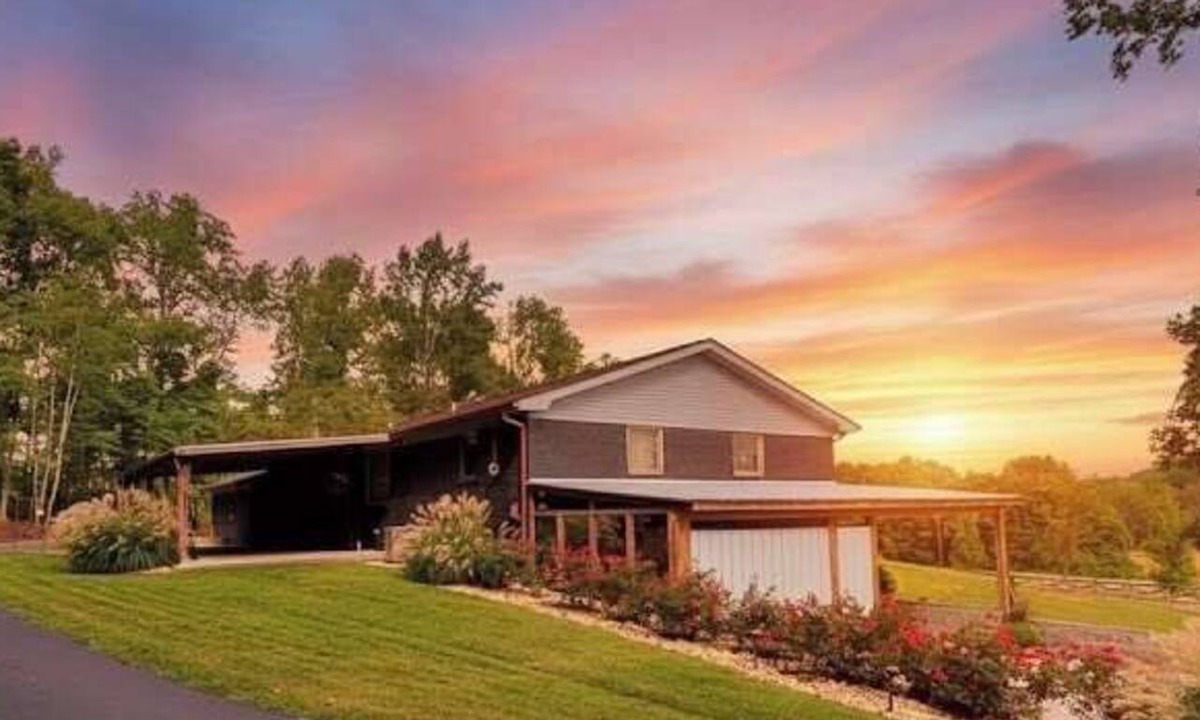 Scottsboro House | Private Hot Tub, Family Retreat! Southern Comfort
