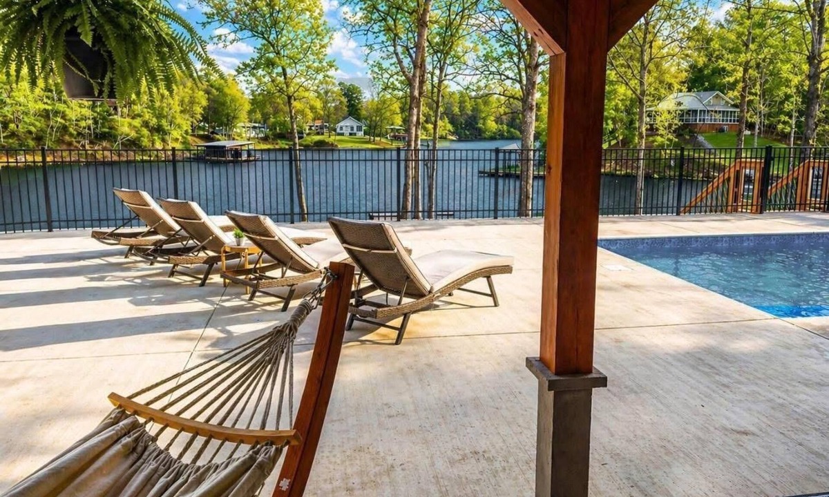 Shelby Cottage | Private Lay Lake Home, 1000ft+ Waterfront, Boat Ramp, Pool, Docks, Sleeps 9,