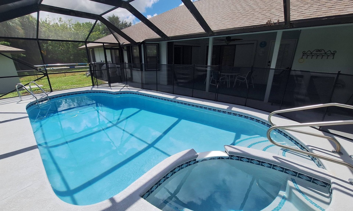 Sebastian Highlands House | ☆☀︎❀Private Oasis! Heated Pool, Fenced Yard, Poolside Bathroom, Mins to Beach!