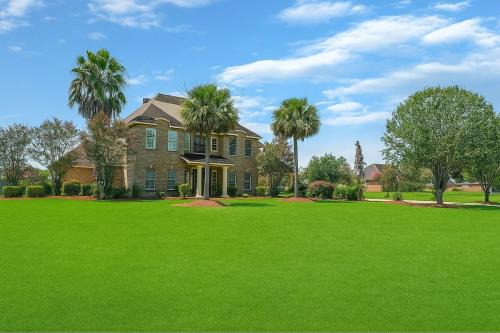 Carencro Apartment | Private Pet-Friendly Suite with Movie Theater & Pond View and Access