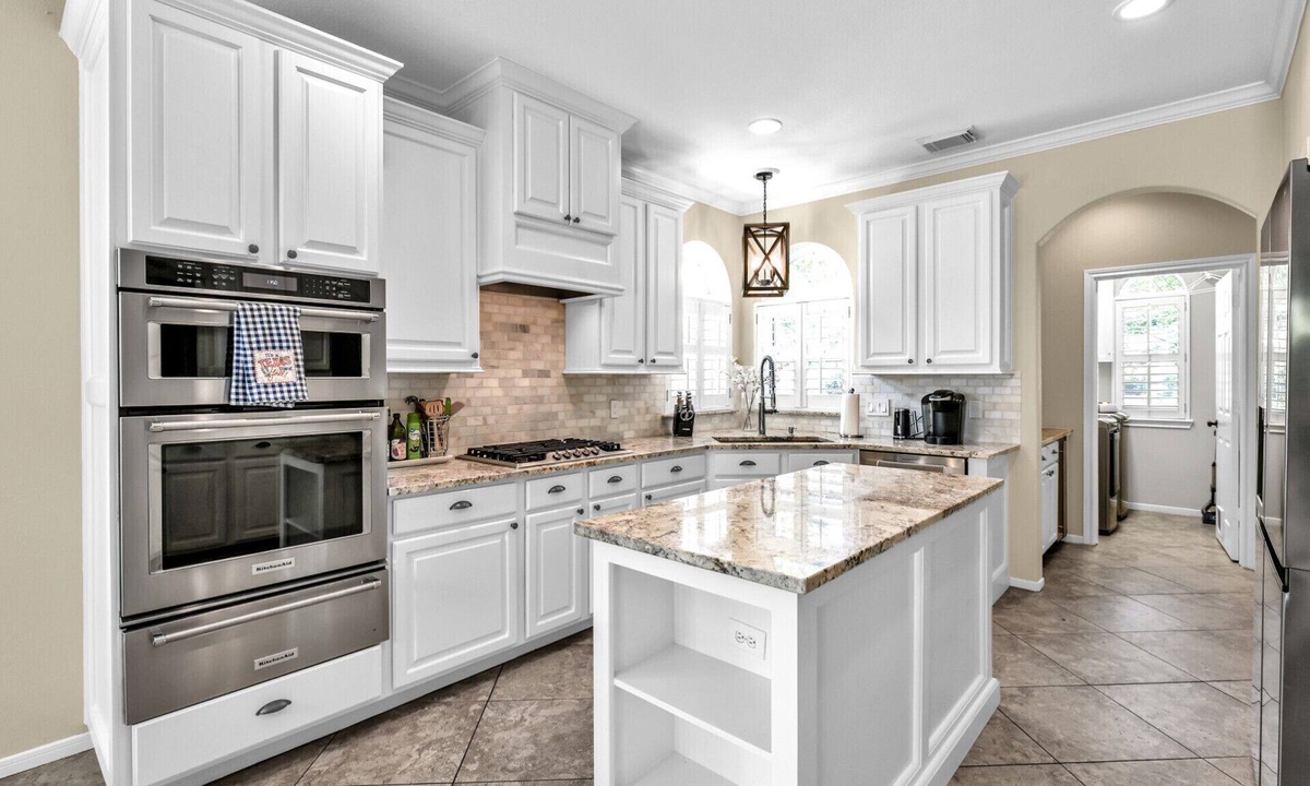 Alden Bridge House | Private Pool & Hot Tub | 5BR Near The Woodlands | Quiet Neighborhood | King Suite
