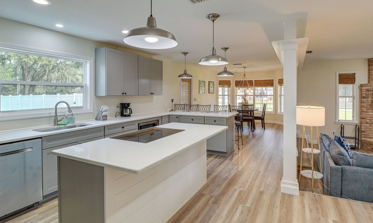 The Villages Cottage | Private Pool & Lake Views: Family Home in Oxford