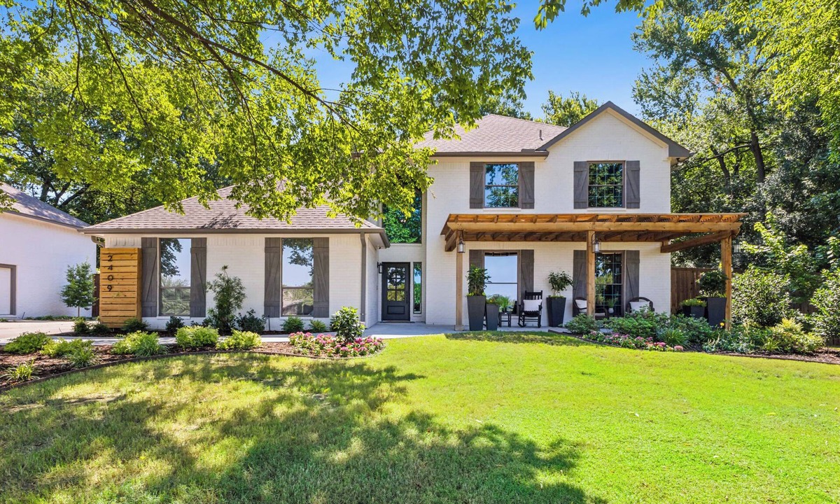 Melissa House | Private Retreat Near Wedding Venues – Pet Friendly with a Hot Tub & Fire Pit!