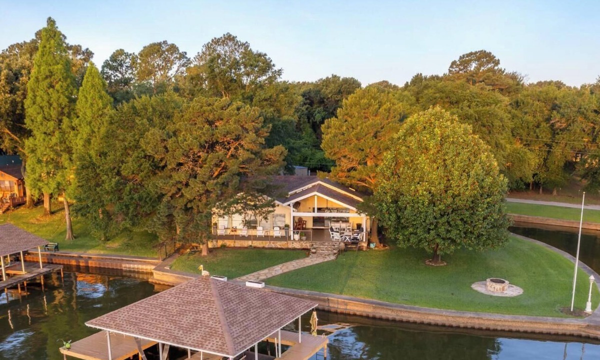 Enchanted Oaks House | Private Waterfront Cove | Game Room | Dock | Pet Friendly | Fire Pit | Kayaks | Couples | Family Time