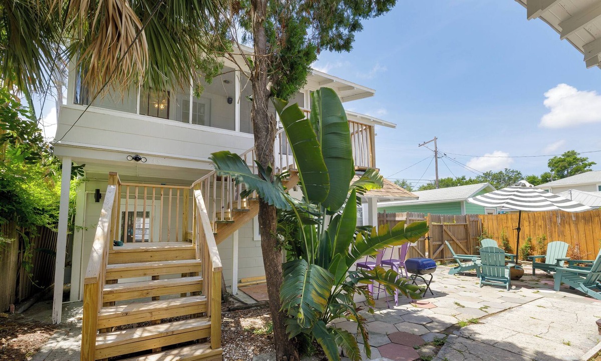 Historic Uptown Apartment | Quaint 2-bedroom apartment with AC in Saint Petersburg