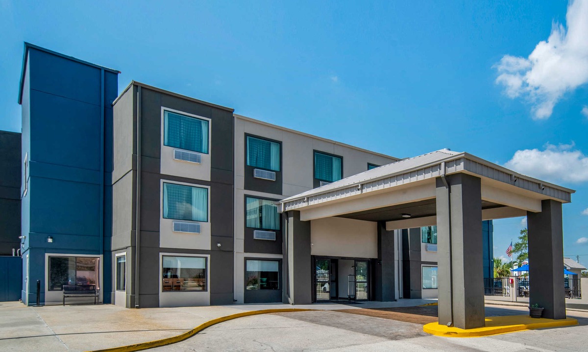 Broadmoor Hotel | Quality Suites Baton Rouge East - Denham Springs