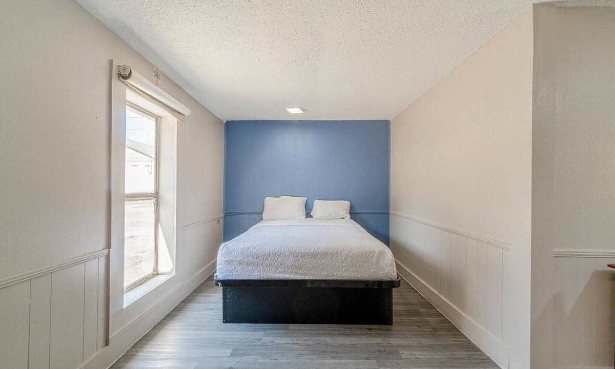 West Monroe Apartment | Queen Bed|Non-Smoking