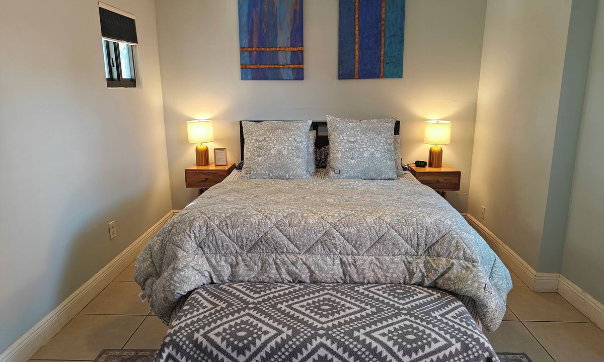 Wilton Manors House | Queen. Minutes to Wilton drive. Private entrance and bathroom
