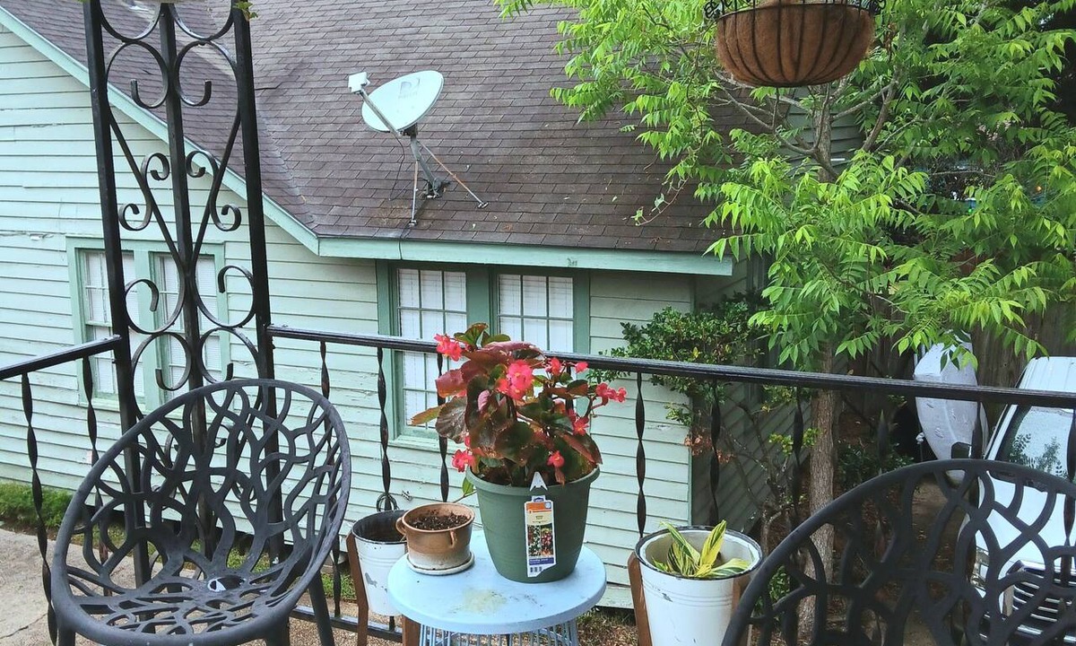 Mid City South Apartment | Quiet 2 Bdrm Apt in the Heart of Baton Rouge Close to Anything a Traveler Needs