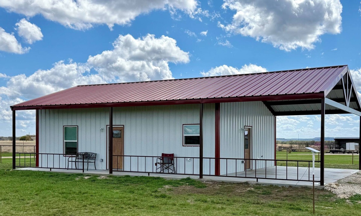 Mound House | Quiet 2-bedroom 2 bath Barndominium on the edge of Gatesville