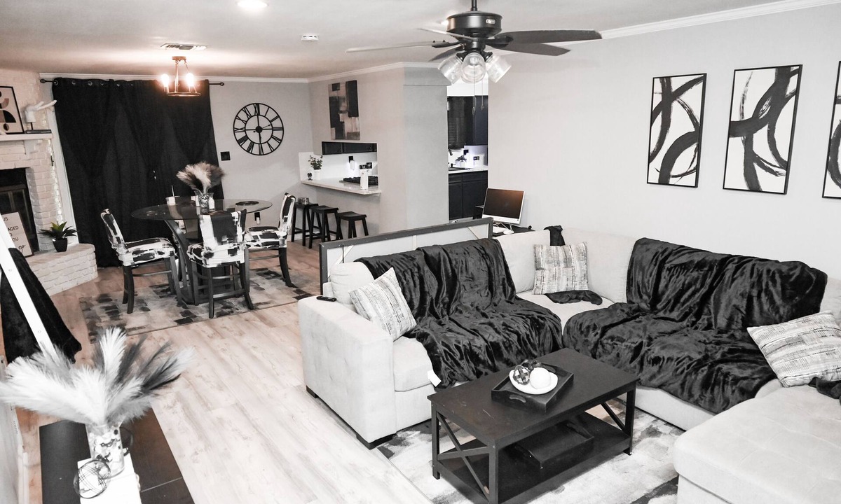 Gonzales House | Quiet 4BR Home, 7 Beds, Near I-10, Plants & Hospitals