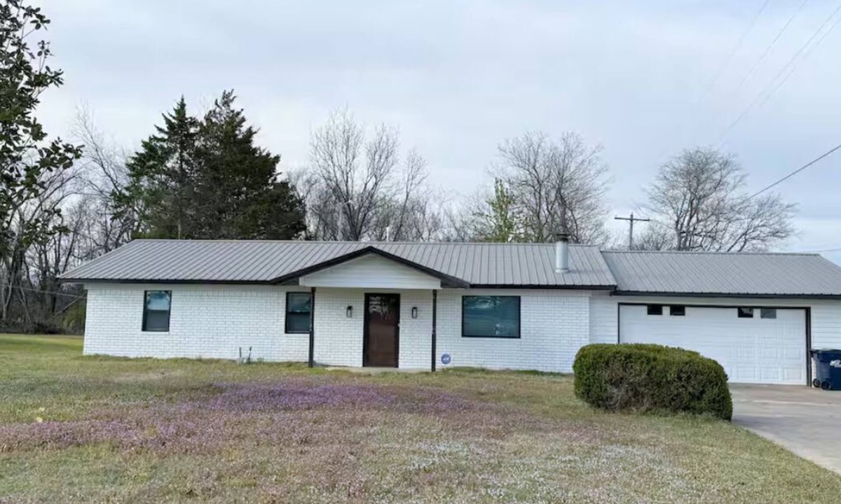 Ada House | Quiet Edge-of-Town Gem: Huge Lot, Peaceful Vibes, 5 Min to Attractions & Airport