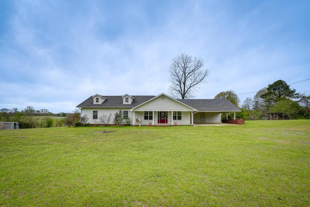 Lawson House | Quiet Marion Getaway with Fireplace!