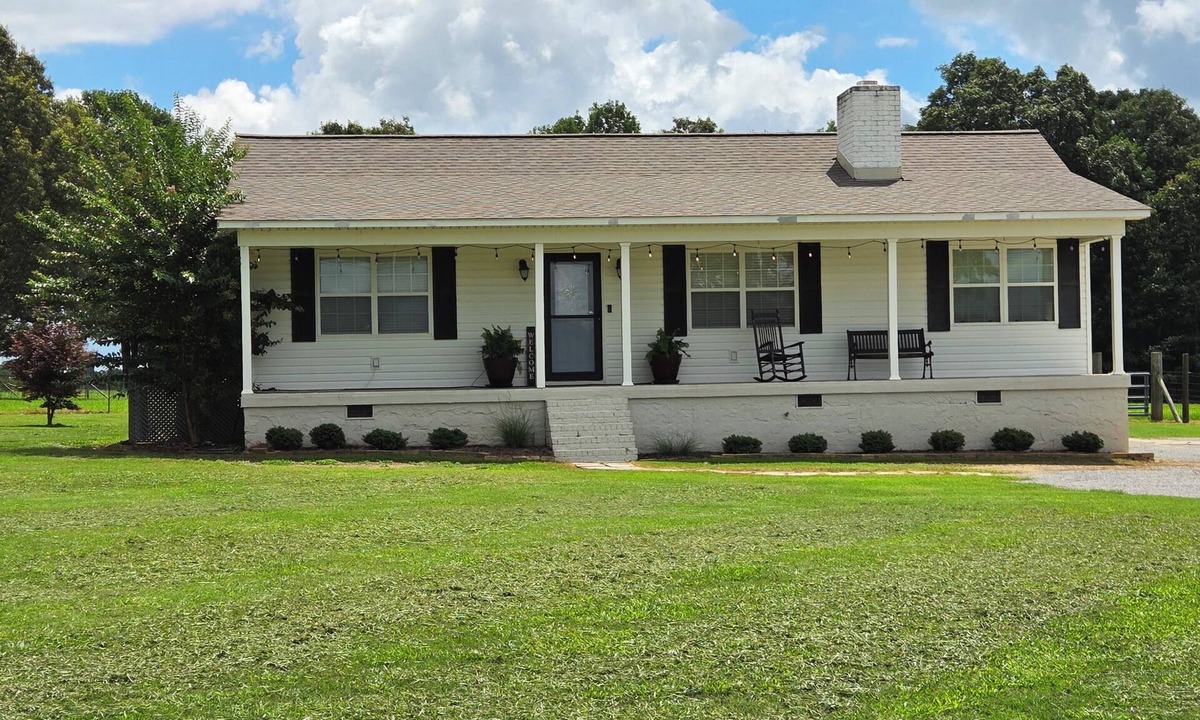 Groveoak House | Quite, cozy farmhouse in the country near Albertville,