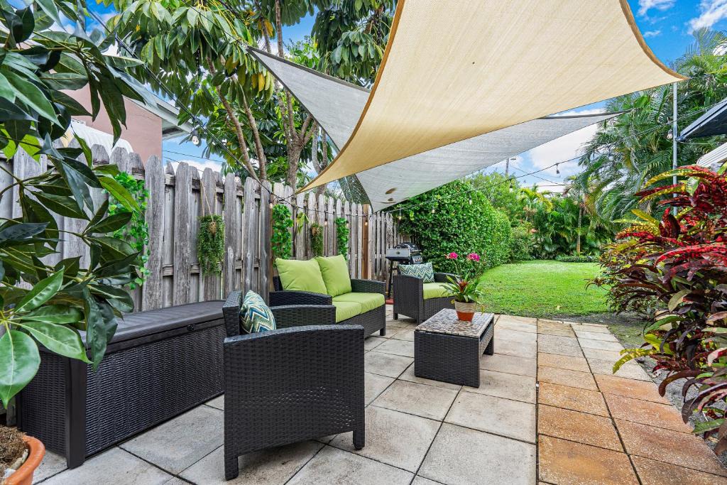 Lake Worth House | Ranch Style w/Lush Courtyard & Grill, Full Kitchen- 5 Min to Beach