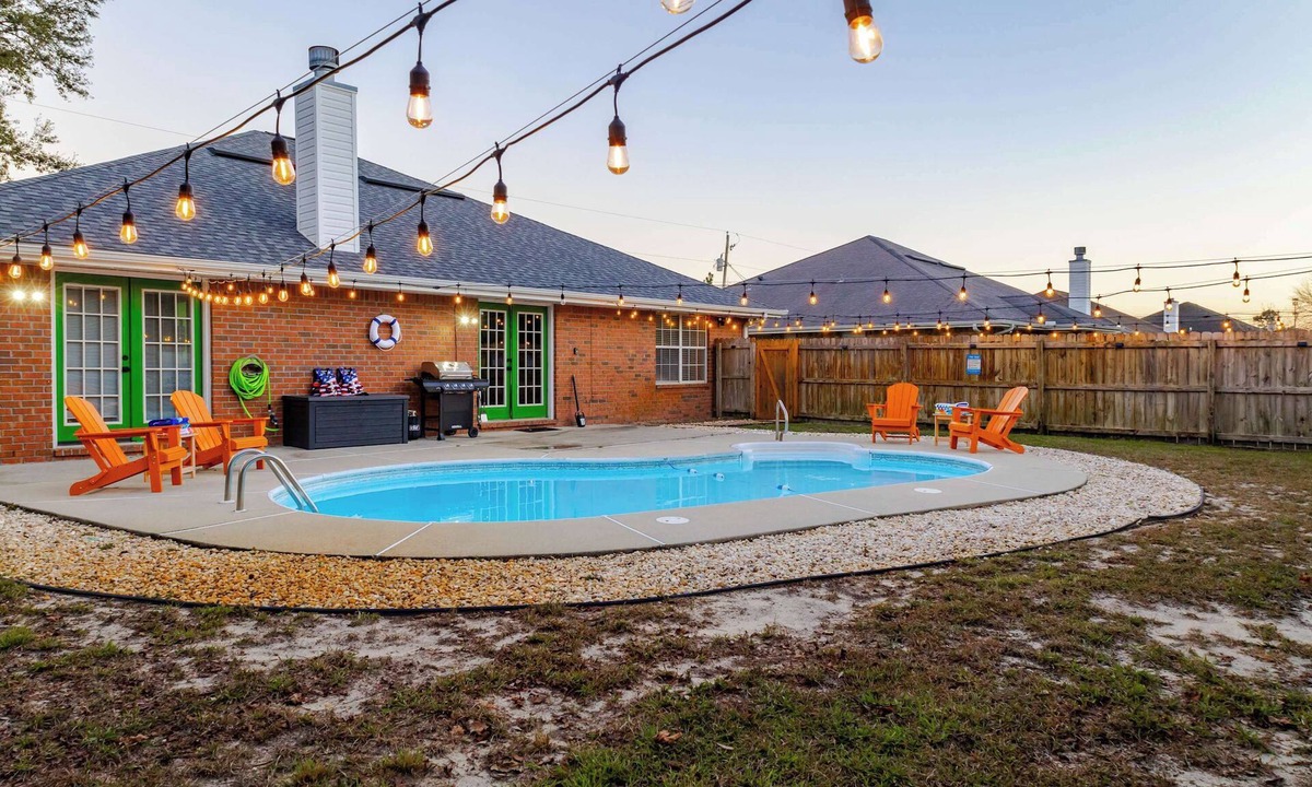 Navarre House | Rangers Outpost: Pool, Foosball, only 5 min to Beach