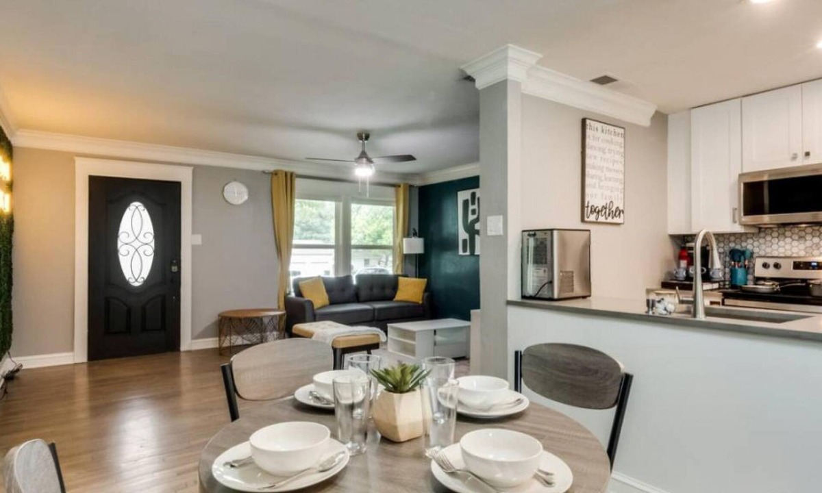 South Arlington House | Rare Exclusive Retreat Private Hot Tub King Bed