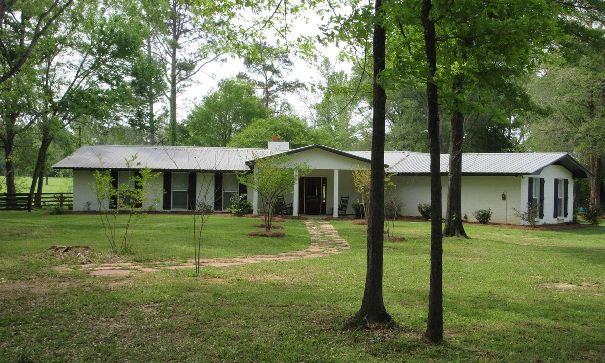Canton House | Rare find! 2,600‑square‑foot farmhouse on a working horse ranch, Horses welcome!