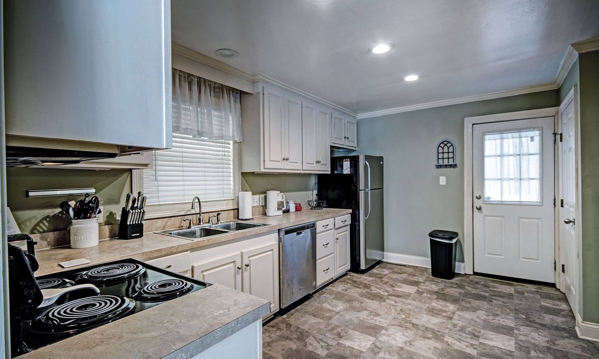Tougaloo House | Relax in Shady Oaks Near Hospitals & Dining