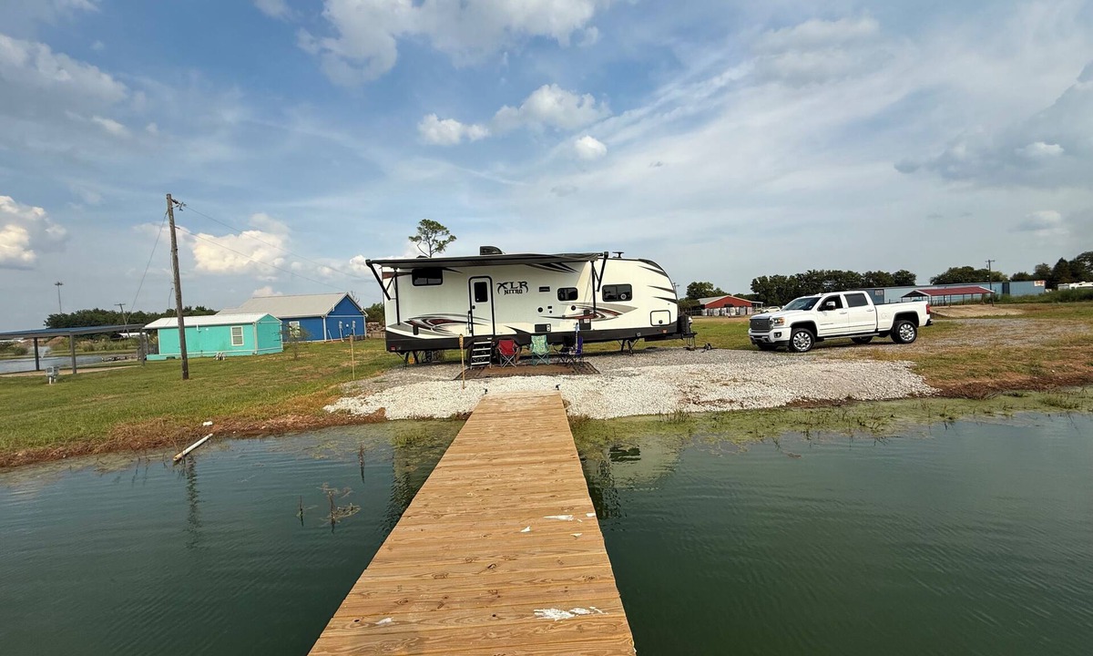 Gardner House | Relax or fish on this private pond and watch the most beautiful sunsets from RV