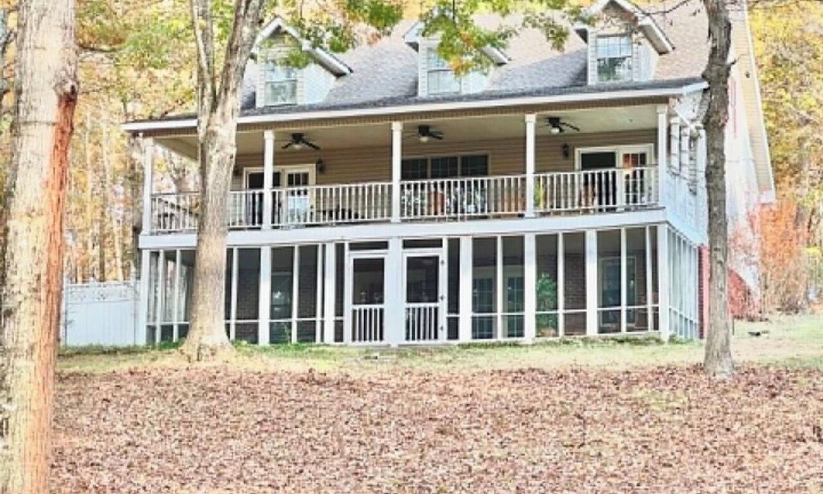 Russellville House | Relax & Unwind at This Beautiful 4-Bedroom Lake House Russellville