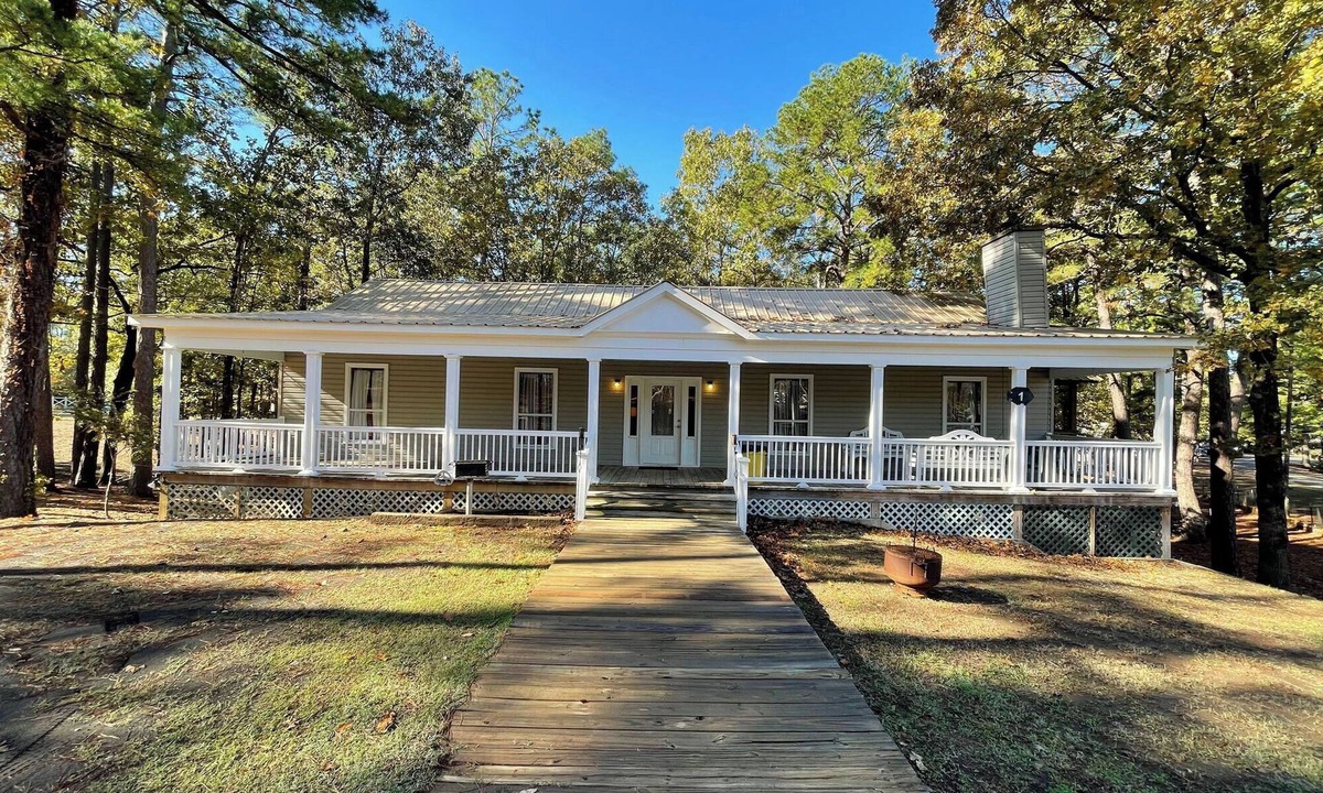 Zwolle Cabin | Relax & Unwind in this Vaulted-Ceiling Cabin with Fireplace, Full Kitchen & Lake Views