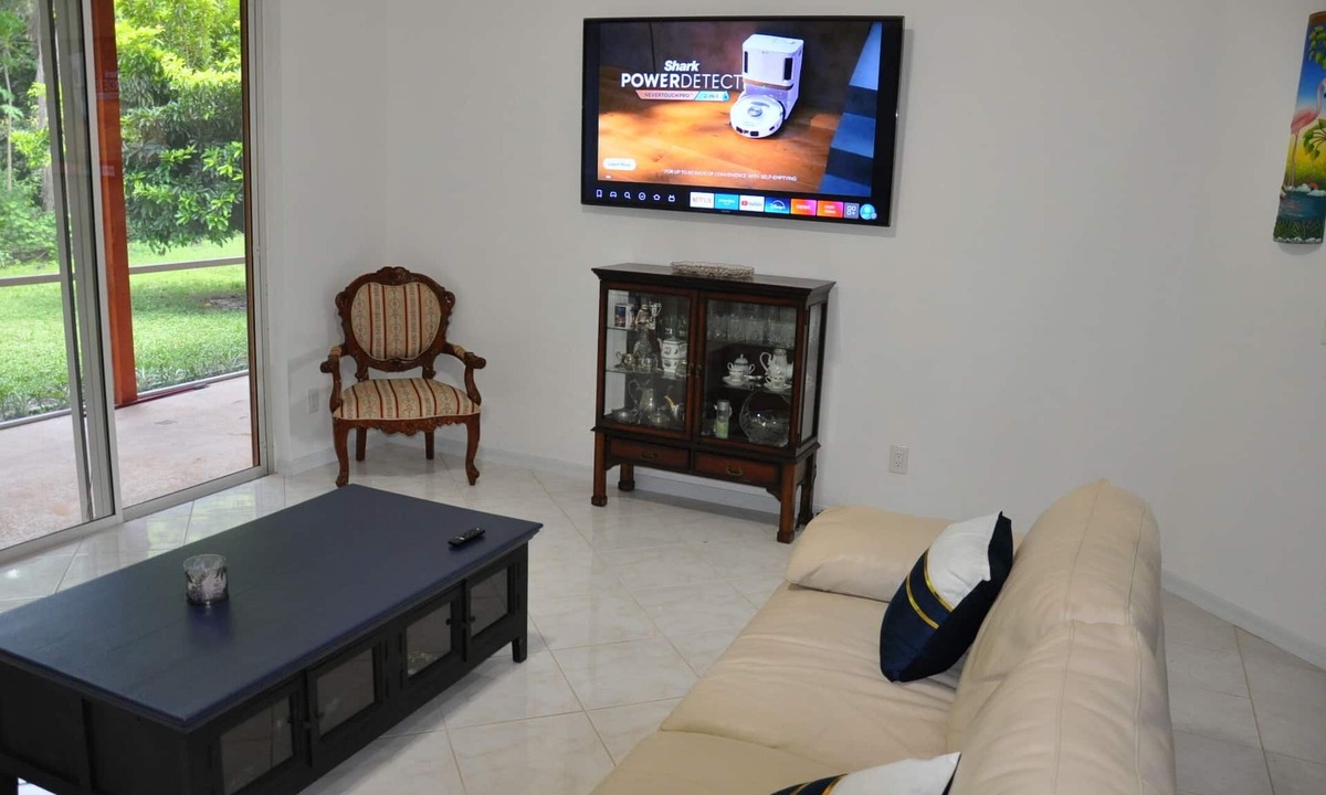 Crown Pointe House | Relaxing Modern 4BR Family Oasis in Napes- 10 Min to Beach & Downtown Fun