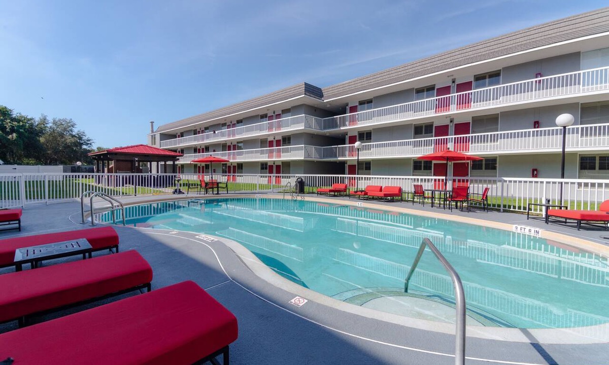 Ocala Hotel | Relaxing Stay in Florida! 2 Comfortable Units, Free Breakfast, Onsite Pool