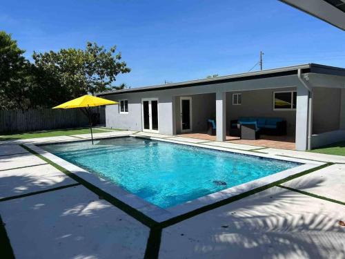 Ludlam Apartment | Renovated Grand Villa Paradise Amazing pool, BBQ & Ping Pong