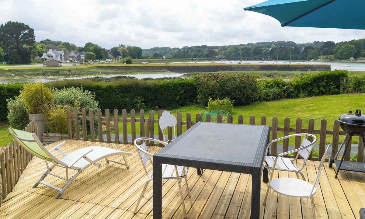 Plestin-les-Greves Cottage | Renovated house, sea view, seafront. 5-minute walk to the beach. Garden. Sleeps 8