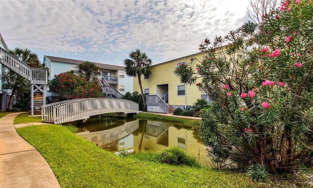 Pensacola Beach Condo | Renovated Pensacola Beach Condo w/ Community Pool!