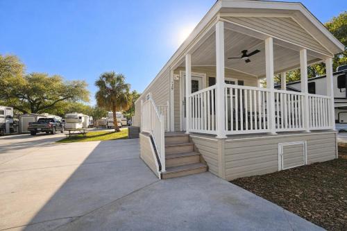 Seffner Community Alliance Apartment | Resort-Style 1 Bedroom with 3 Pools and Hot Tub