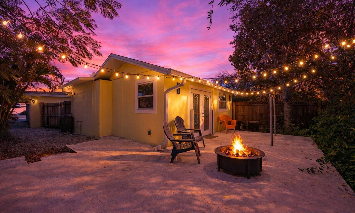 East Naples Cottage | Retro - Chic Cottage Just 8 Min to 5th Ave & Beach