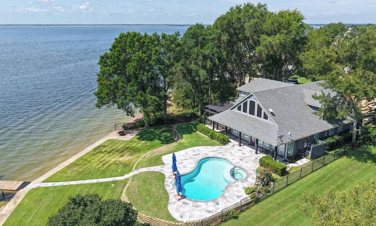 Enchanted Oaks House | Rock "N" Roll Lakehouse