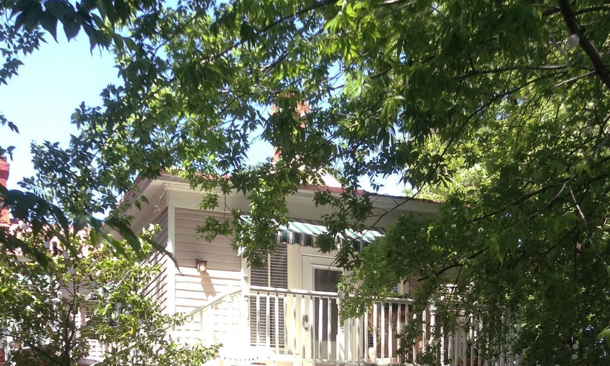 East of Broadway Cabin | Romance, Charm & Privacy for the Perfect Getaway Cottage