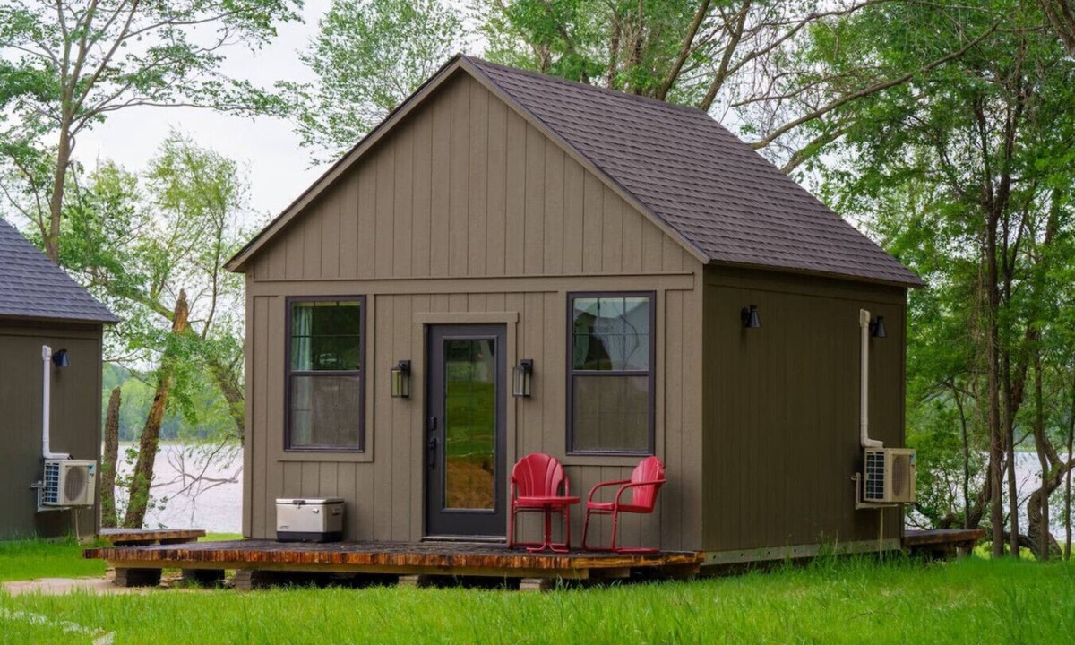 Jewett Cabin | Romantic Lake Farm Gem: Ofuro Tub, Writing Desk, King Bed, Patio, Views!