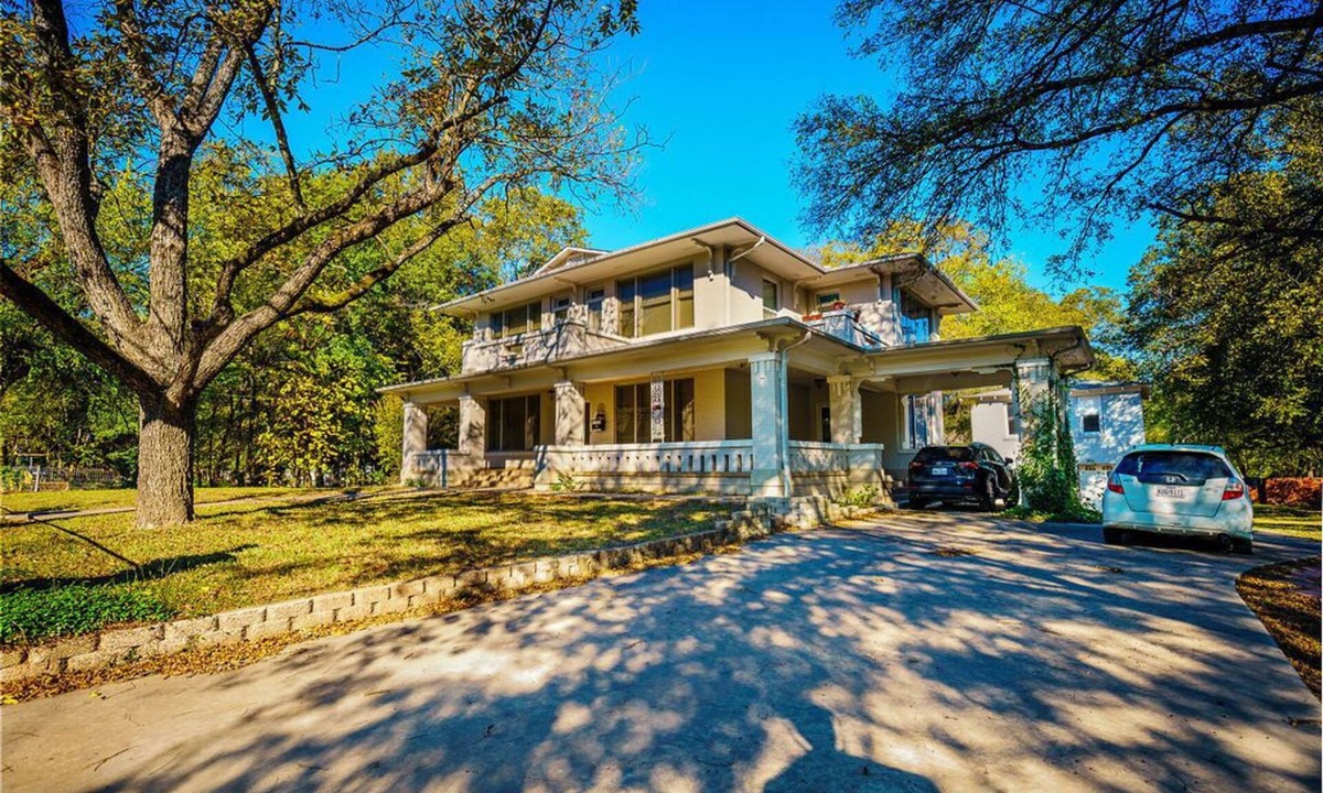 Sulphur Springs Hotel | Room Rental Near Downtown Sulphur Springs - Historic Mitchell House