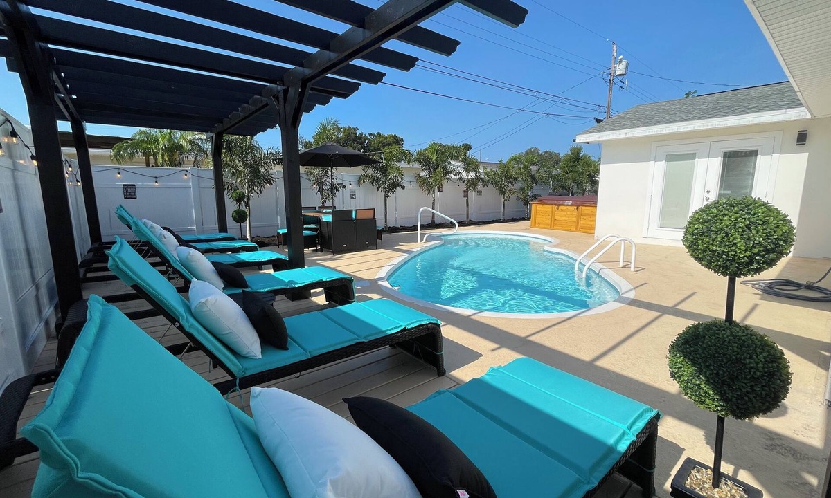Seminole House | SAUNA! HUGE HOT TUB HEATED POOL UPDATED HOME 3 mileto beach 3BD 2BA 3 KING BEDS!