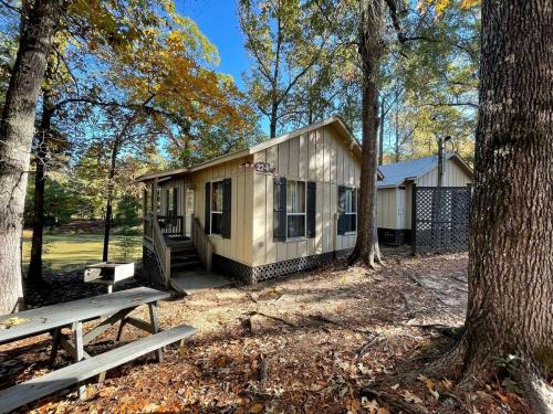 Zwolle House | Scenic Waterfront Cabin with Covered Porch Overlooking Private Pond near Zwolle, Louisiana