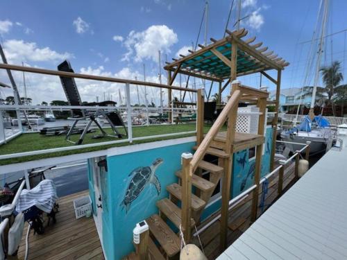 Merritt Island Boat Rental | Seaside Escape A Cozy Houseboat