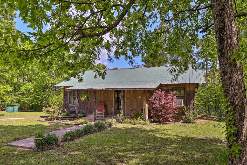 Neely House | Secluded Cabin w/Pond ~ 37 Mi to Gulf Coast!